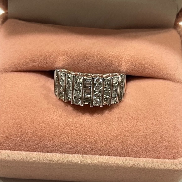 White gold and diamond band - Picture 3 of 4